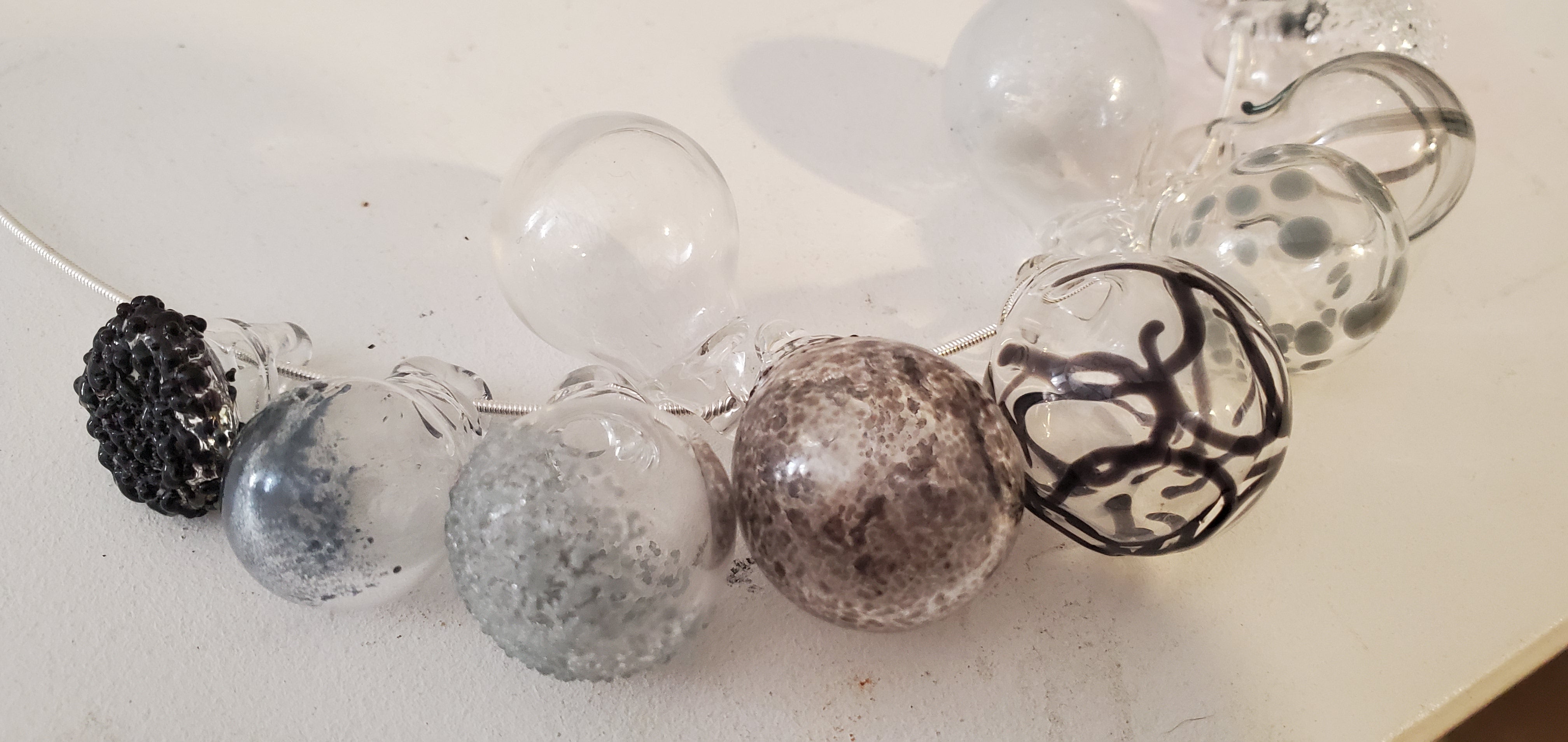 circles cluster necklace-black-grey